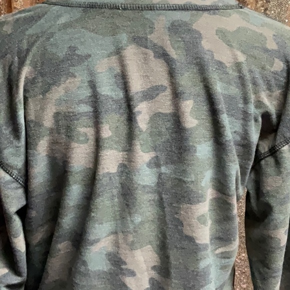 Camo Side Snaps Weekender Top - Picture 10 of 12